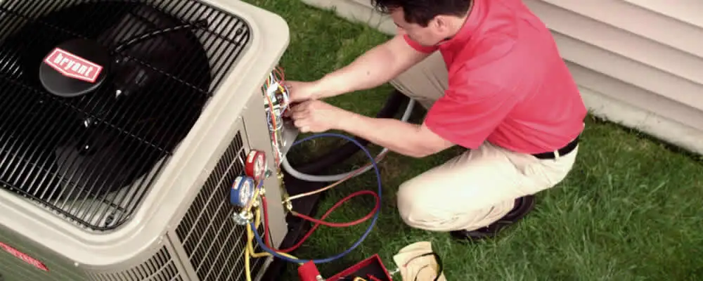HVAC technician servicing an outdoor air conditioner unit in Phoenix, AZ